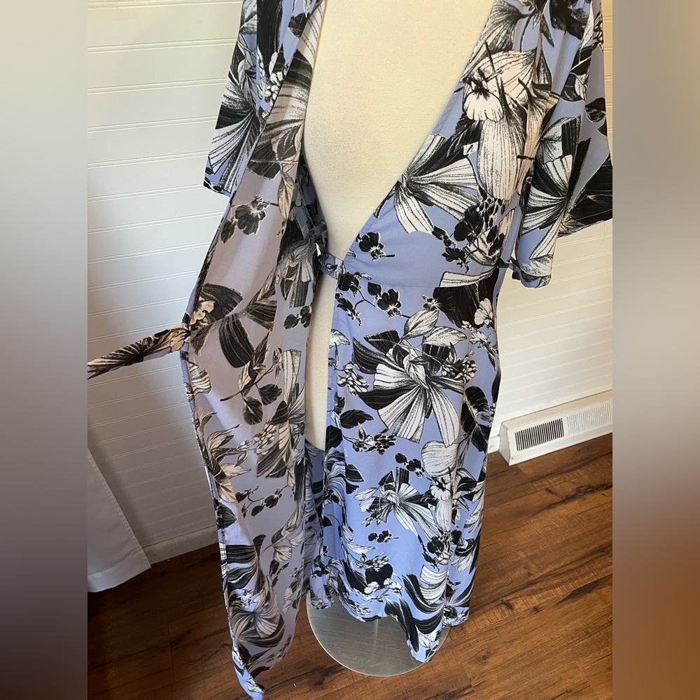 Japna Tropical Blue White Black Floral Wrap Dress Size Medium - Picture 6 of 6